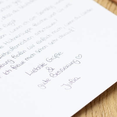 Nahaufnahme einer Abschlussformulierung einer Gute Besserungs Karte.