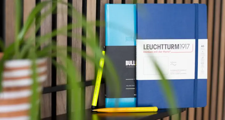 Notizbuch, Bullet Journal und zwei Drehgriffel von LEUCHTTURM1917 stehen auf einem kleinen Regal