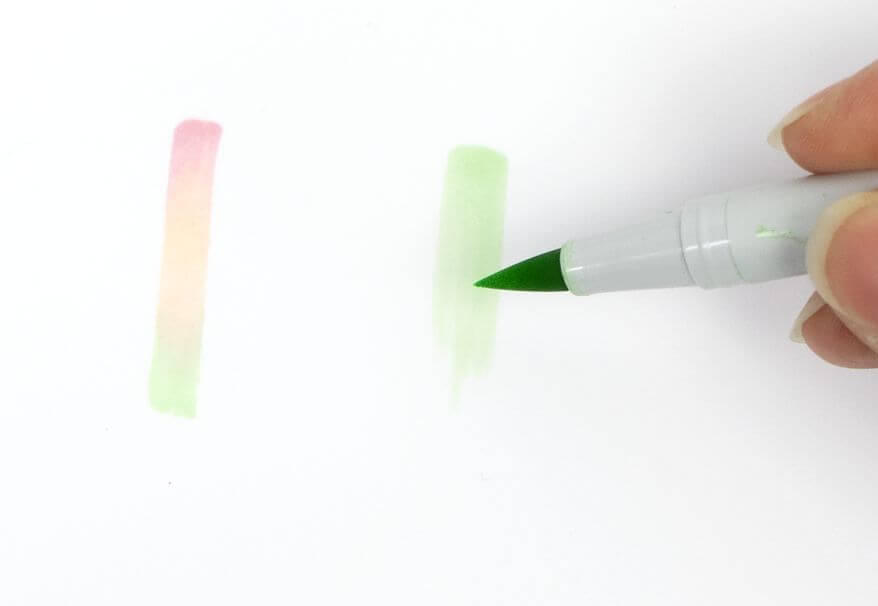 Nahaufnahme der Pinselspitze eines Alkoholmarkers ABT PRO von Tombow. Für einen Blending-Effekt verlaufen mittels des Federstrichs zwei Farben ineinander.