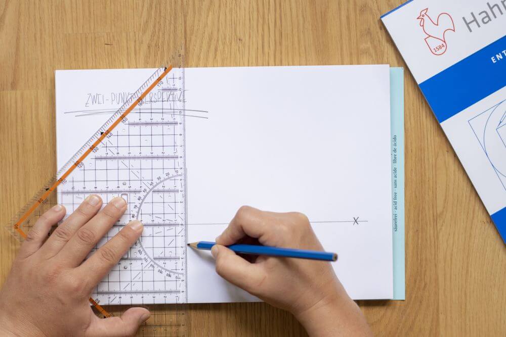 2-Punkt-Perspektive Schritt 3: Zwischen den Fluchtpunkten eine vertikale Linie zeichnen, die im rechten Winkel zur Horizontlinie steht.