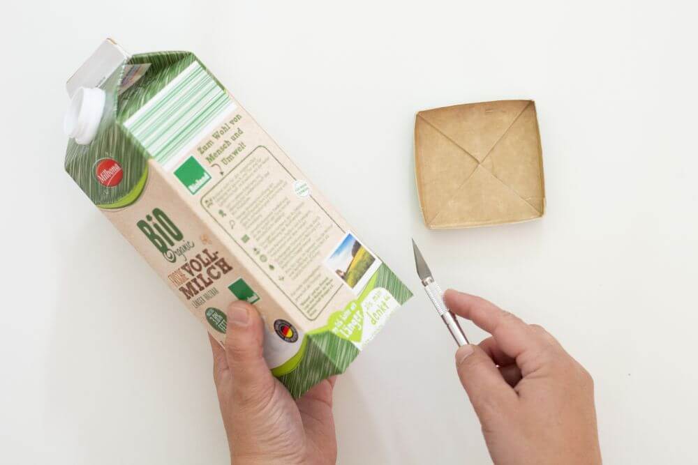 Auseinanderschneider einer leeren Milchtüte.