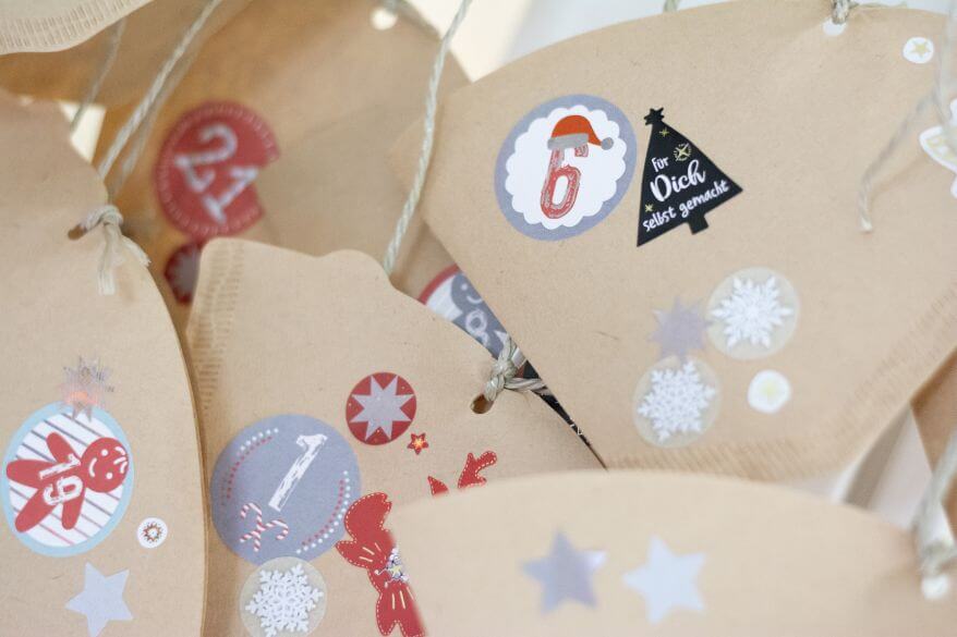 Close-up eines Adventskalenders aus Kaffeefiltern, der mit Zahlenstickern von Avery Zweckform beklebt wurde.