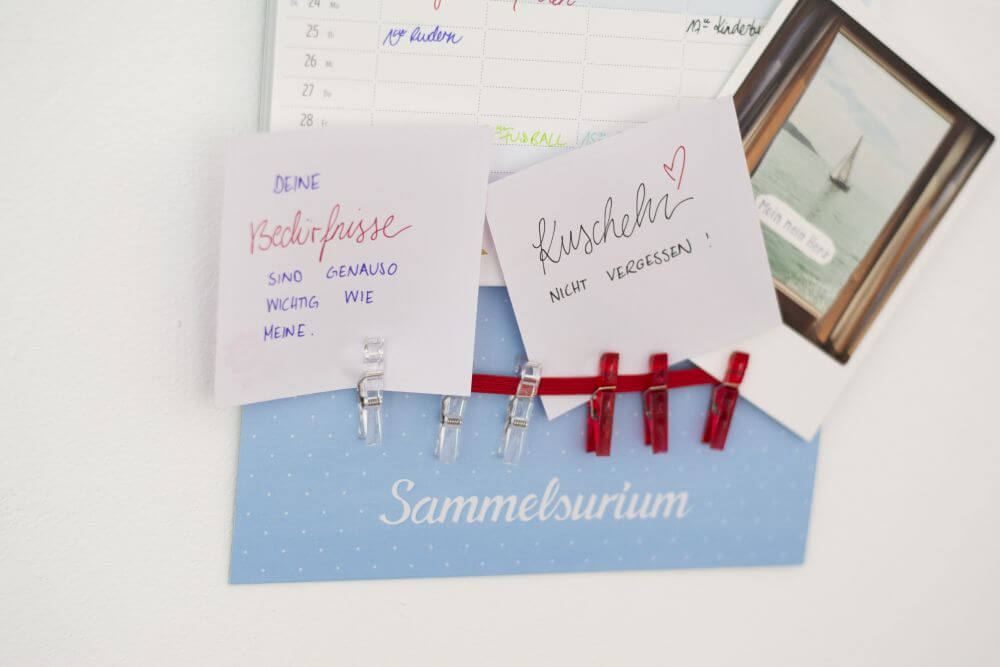 Teilansicht eines Familienplaners von Heye: Im Bereich "Sammelsurium" können an kleinen Klammern Notizen und ähnliches festgeklemmt werden.
