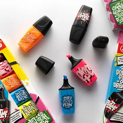 Die Verpackung und verschiedene Stabilo Marker der Boss mini Edition mit Snooze One liegen auf einem weißen Untergrund.