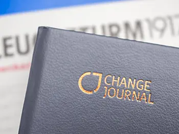Close- Up auf den bronzefarbenen Schriftzug „Change Journal“ auf dem Cover des gleichnamigen Planers von LEUCHTTURM1917. Foto: Johanna Rundel