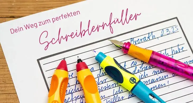 Vier Schreiblernfüller von Pelikan liegen auf einem beschriebenen Blatt Papier. Darüber steht „Dein Weg zum perfekten Schreiblernfüller“