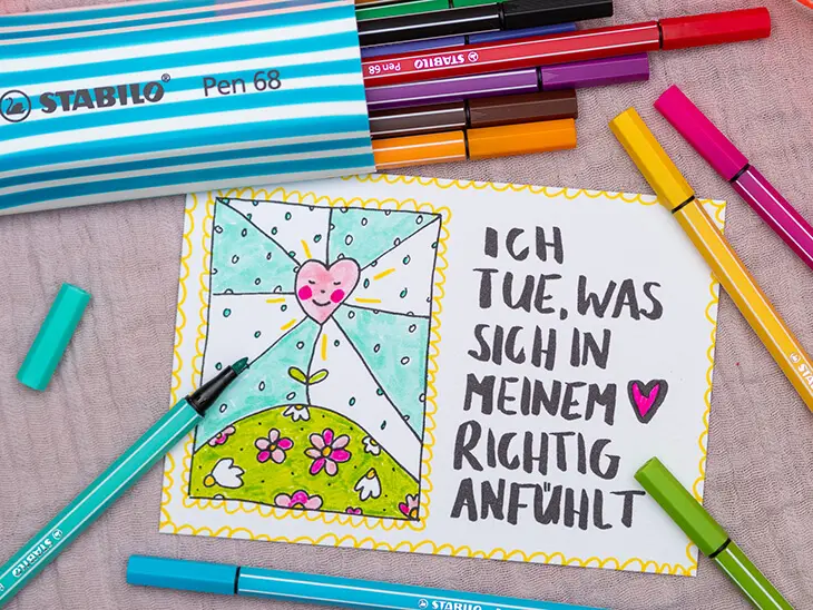 Mit Stiften von STABILO gestaltete Affirmationskarte „Ich tue, was sich in meinem Herzen richtig anfühlt“. Foto: Johanna Rundel