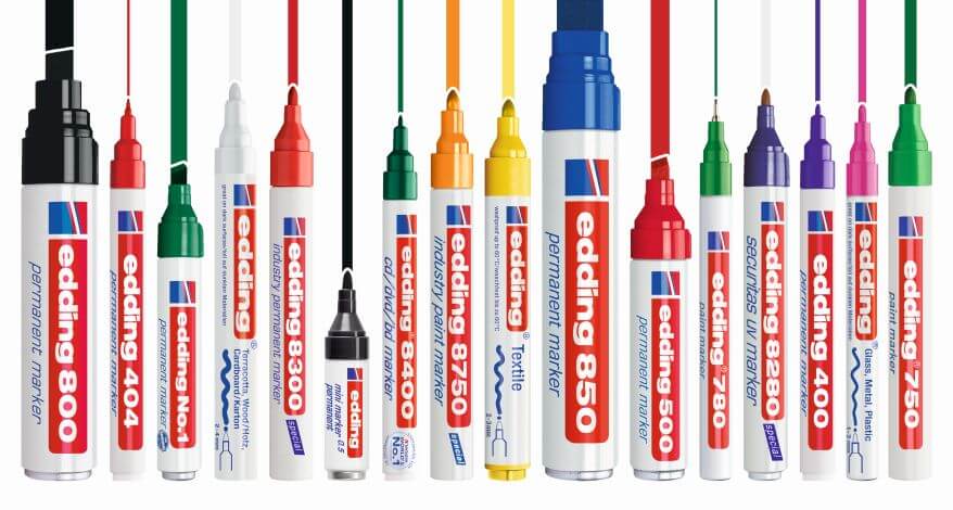 edding Marker, senkrecht nebeneinander, in verschiedenen Farben. Die Kappen geöffnet, malt jeder Stift einen bunten Strich