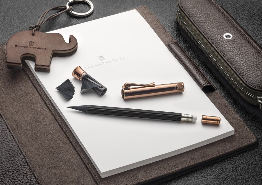 "Der Perfekte Bleistift" von Graf von Faber-Castell liegt auf einer Leder-Dokumentenmappe von Graf von Faber-Castell.