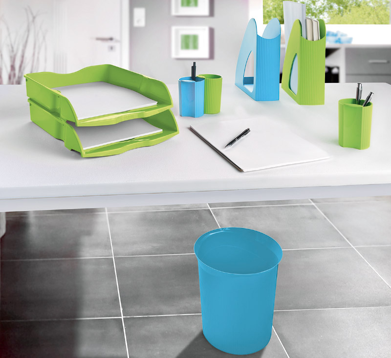 Auf einem Schreibtisch stehen grüne und blaue Stehsammler, Ablagen, Stifteköcher von HAN, unter dem Tisch blauer Papierkorb von HAN.