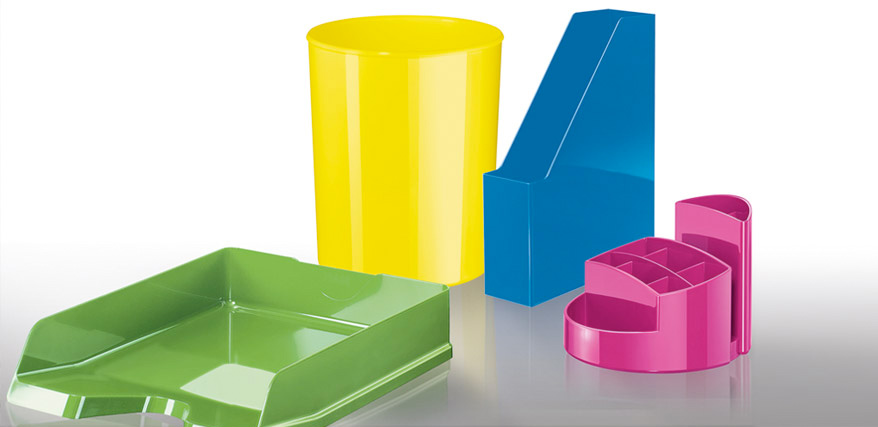 Bunte Ordnungsmaterialien wie Stehsammler, Ablage und Papierkorb von HAN