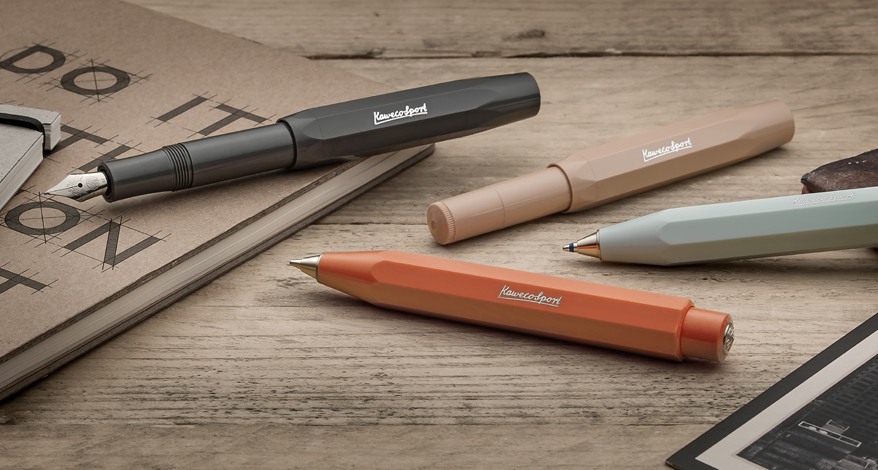 Verschiedene Füller der Marke Kaweco auf einem Holzuntergrund.