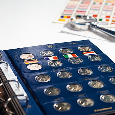 Münzalbum mit Euro-Münzen und passenden Länderflaggen.