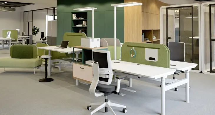 Blick in ein leeres Büro mit weißen und grünen Möbeln