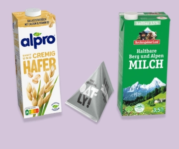 Milch vor lila Hintergrund.