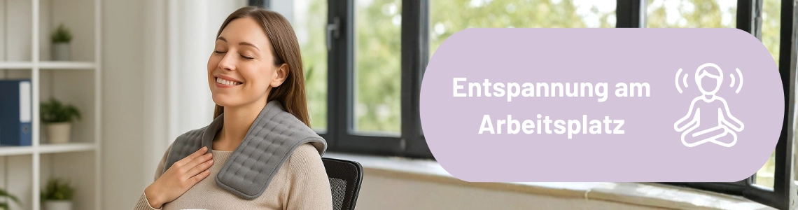 Frau sitzt mit Nackenwärmer im Bürostuhl und entspannt.