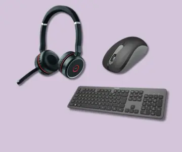 Computerzubehör auf lilanem Hintergrund