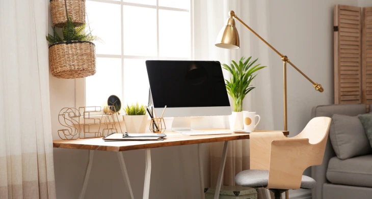 Ein aufgeräumter Homeoffice Arbeitsplatz.