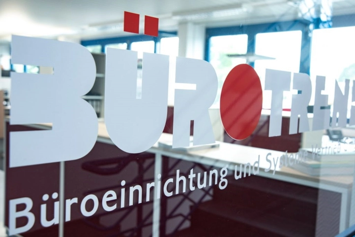 Auf einer Scheibe ist das Bürotrend Logo zu sehen.