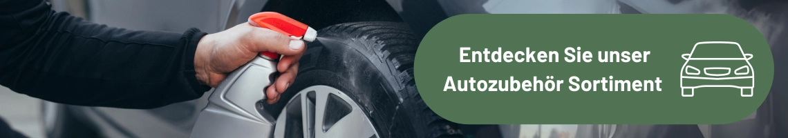 Mann reinigt Autoreifen