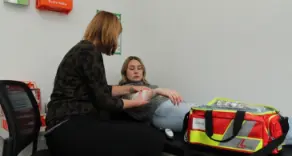 Entdecken Sie alles rund um betriebliche Erste Hilfe: Sicherheit am Arbeitsplatz beginnt mit der richtigen Erste-Hilfe-Ausstattung! Entdecken Sie Erste-Hilfe-Koffer, Notfalllösungen & praxisnahe Tipps für den Ernstfall. Mit Carl Schmidt sorgen Sie fü