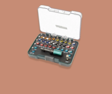 Bits vor braunem Hintergrund.