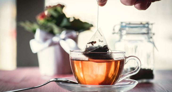 Tee mit frischer Zitrone, Ingwer und Honig auf rustikalem Holztisch