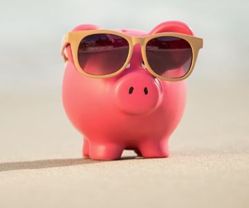 Ein Sparschwein im Strand.