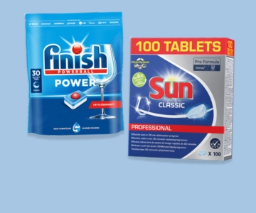 Spültabs vor blauem Hintergrund.