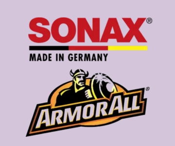 Die Marken Logos von SONAX und Armor All vor lila Hintergrund.