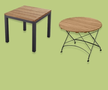 Gartentische vor grünem Hintergrund.