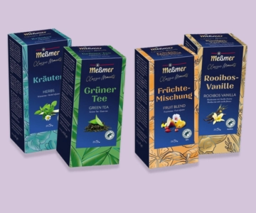 Tee vor lila Hintergrund