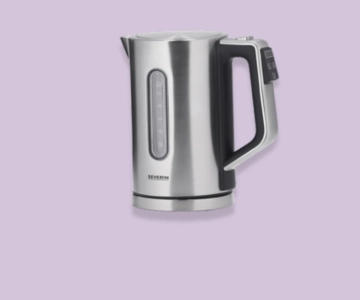 Wasserkocher vor lila Hintergrund.