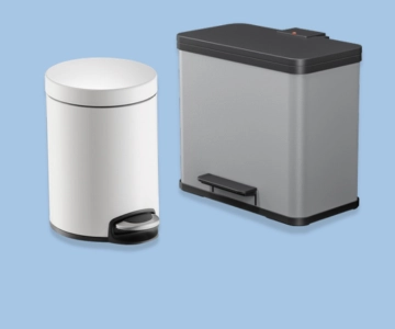 Abfalleimer vor blauem Hintergrund.