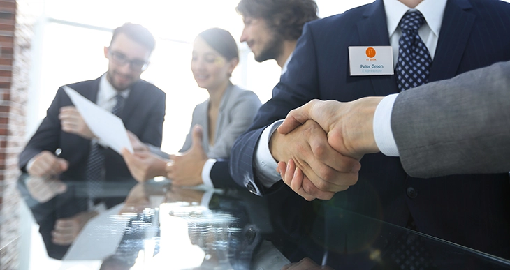 Namensschild am Hemd mit roter Krawatte und DURABLE-Logo.