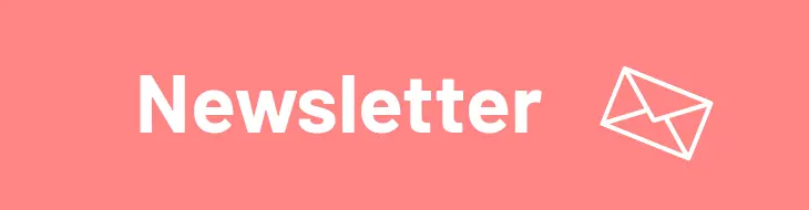 Das Wort "Newsletter" und ein Briefumschlag auf einem rosa Hintergrund