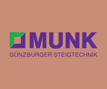 Logo Munk vor braunem Hintergrund.