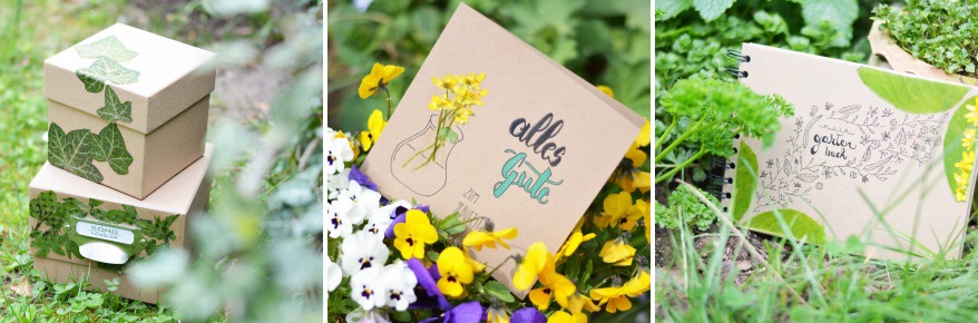 Verschiedene Büro- und Schreibartikel, beklebt mit getrockneten Pflanzen, stehen im Gras.