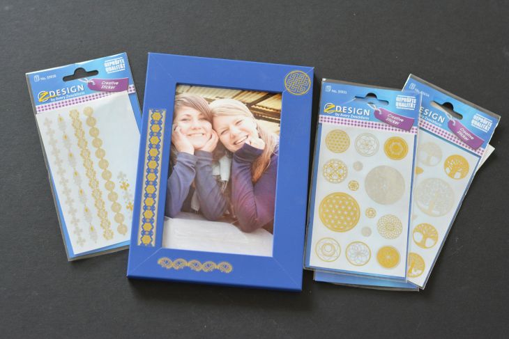 Blauer Rahmen mit Freundinnenbild und goldenen Zierstickern daneben