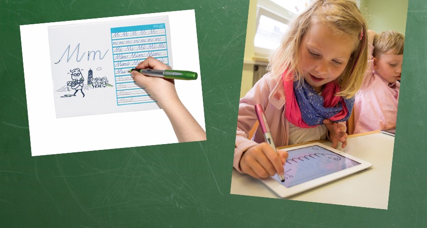 Auf einem grünen Hintergrund, der wie eine Tafel aussieht, die mit Kreide beschriftet wurde, sind zwei Bilder zu sehen. Links sieht man eine Hand, die mit einem Füller von Online auf eine Schreibanfänger-Lineatur schreibt. Auf dem rechten Bild ist ein Mädchen in einem pinken Pulli zu sehen, die mit Hilfe eines Stylus von Online ein Tablet bedient. Sie sitzt an einem Schreibtisch und neben ihr ist im Anschnitt ein Junge zu sehen. 