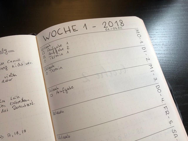 Notizbuch zeigt eine Seite mit einem Weekly, einer Wochenübersicht.