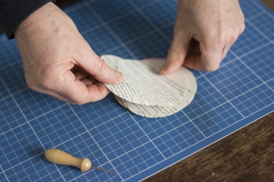 Kreise aus Buchseiten werden für Papiergirlande vorbereitet