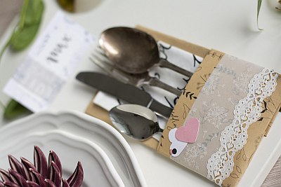 Selbstgemachte Bestecktasche mit Herzen und Namensschild