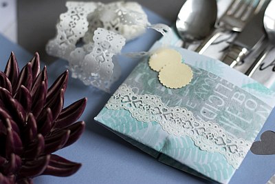 Blaue DIY-Bestecktasche mit Spitzenband und Deko