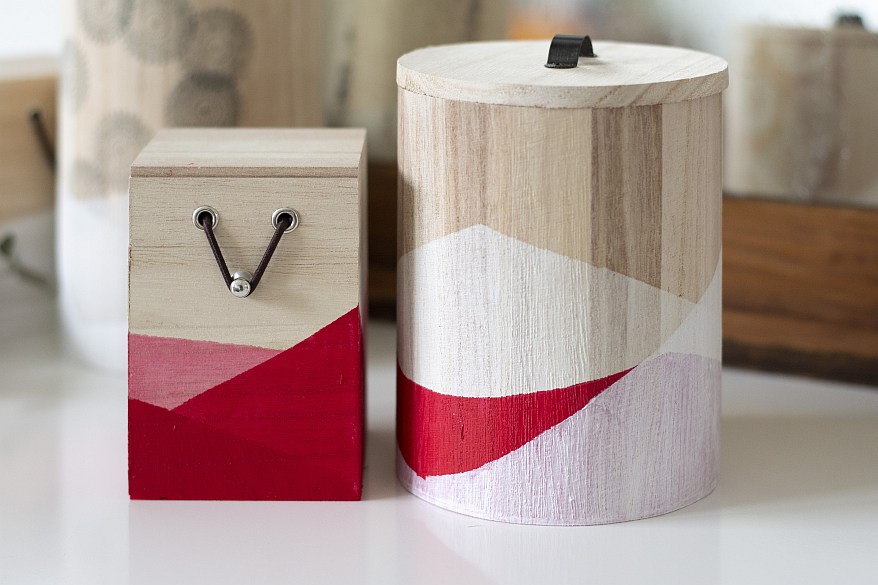 Zwei bemalte Holzboxen mit Dip-Dye-Effekt in Rot, Rosa und Weiß