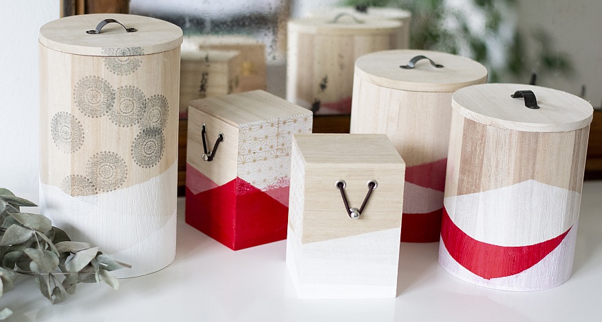Holzboxen mit rotem und weißem geometrischem Muster dekoriert
