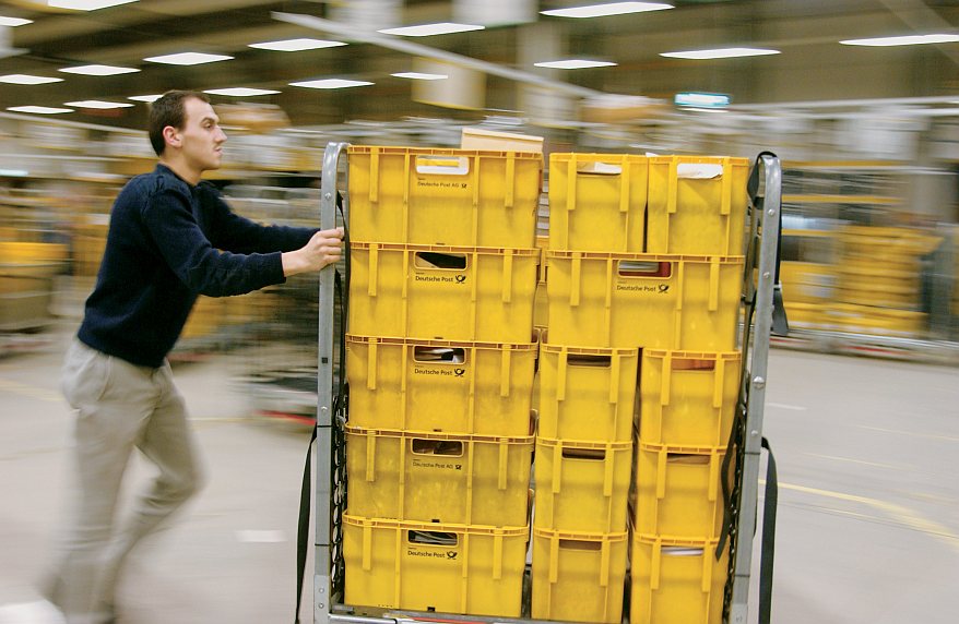 Entsprechend ihres Zielortes werden die Briefe in Sammelbehälter einsortiert. Foto: Deutsche Post AG