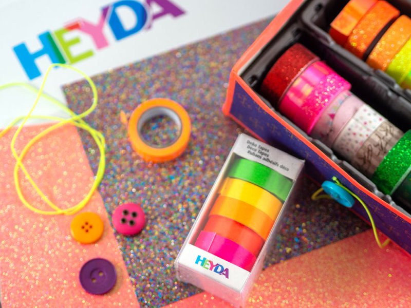 HEYDA-Washi-Tape und Glitzerpapier mit Knöpfen und Bastelmaterialien