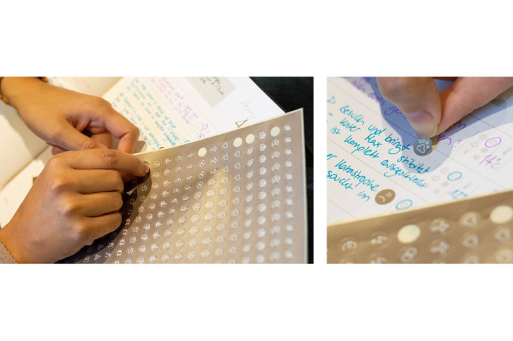 Collage mit 2 Bildern. Auf dem ersten Bild zieht eine Hand kleine goldene Sticker von einem Stickerbogen. Daneben liegt der beschriebene 10-Jahreskalender. Auf dem zweiten Bild wird der Sticker neben einen Eintrag im Kalender geklebt. 