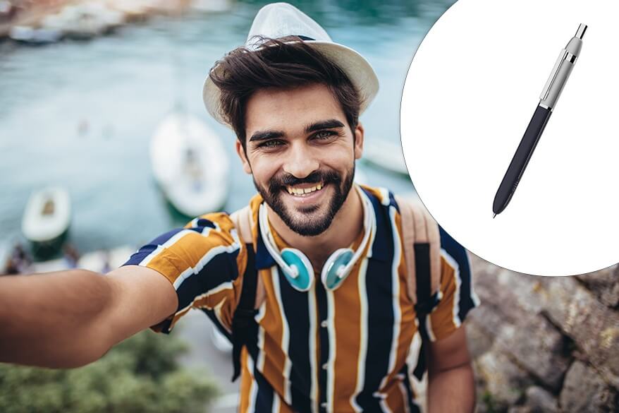 Ein Mann in Freizeit-Look steht vor einem Fluss. Rechts oben ist als Einklinker ein Druckbleistift design03 von Otto Hutt abgebildet. 